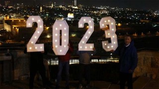 World steps into 2023 after turbulent year