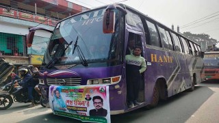 প্রধানমন্ত্রীর ভাষণ শুনতে রাজশাহীর পথে নওগাঁর মানুষ