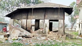 গোবিন্দগঞ্জে ধ্বংসের পথে লোহার শিকলে বাঁধা ‘ডিসপেনসারি’