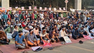 বয়সসীমা বৃদ্ধিসহ তিন দফা দাবিতে শাহবাগে চাকরিপ্রত্যাশীদের সমাবেশ