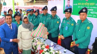 শীতার্তদের মাঝে রাজশাহী পুলিশ কমিশনারের বস্ত্র বিতরণ