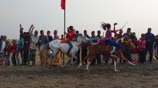 ঠাকুরগাঁওয়ে ঘোড়দৌড় দেখতে মানুষের ভিড়