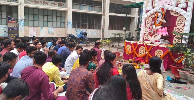 জবিতে সরস্বতী পূজায় উৎসবের আমেজ