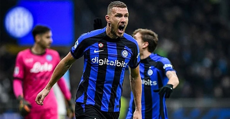 Dzeko hands Napoli first defeat to crack open Serie A title race