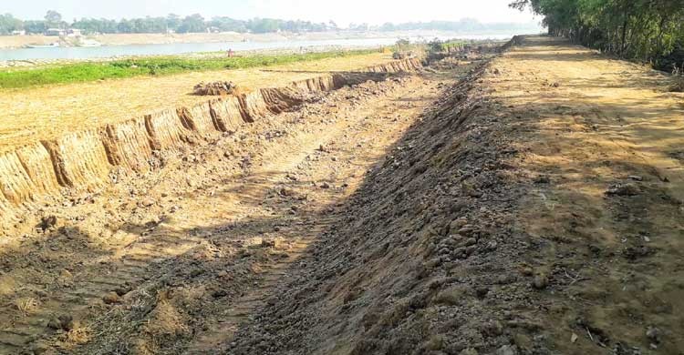 ফসলরক্ষা বাঁধের গোড়ার মাটি কেটে বাঁধেই দেওয়া হচ্ছে!