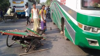 অটোভ্যানে বাসের ধাক্কা, স্বামী-স্ত্রীসহ নিহত ৪