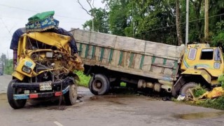 দাঁড়িয়ে থাকা ট্রাকের পেছনে আরেক ট্রাকের ধাক্কা, নিহত ৩