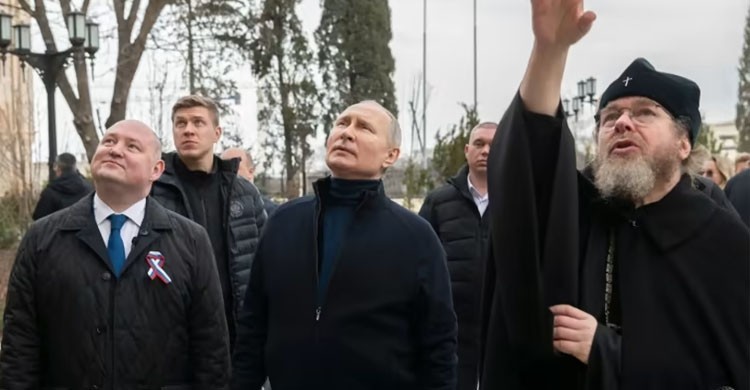 Putin visits Mariupol in first trip to fallen city