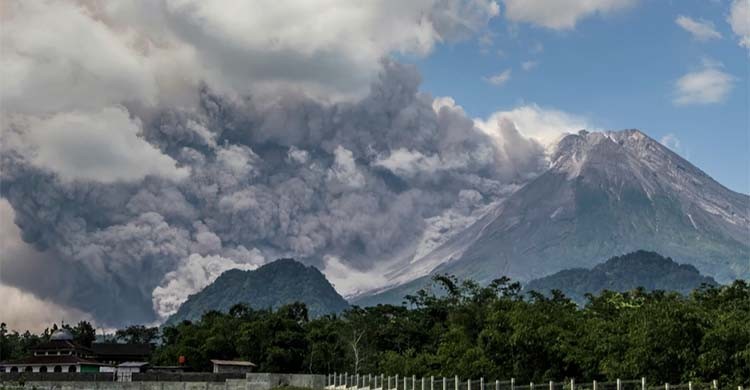 Indonesia’s Merapi volcano spews hot clouds in new eruption