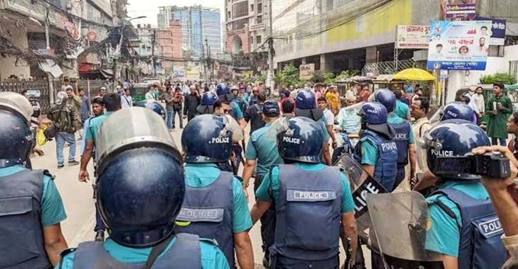 পল্টনে ধর্মীয় সংগঠনের মিছিলে পুলিশ বাধা, ধাওয়া-পাল্টা ধাওয়া