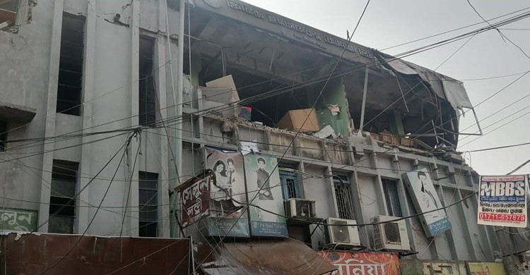 3 dead, 12 injured as building partially collapses in Dhaka's Science Lab area