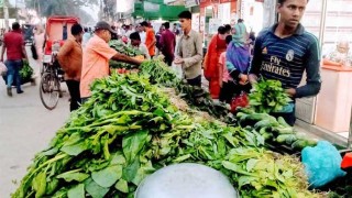 সড়কে ভ্রাম্যমাণ দোকানের ছড়াছড়ি, ভোগান্তিতে পথচারীরা