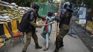 ইমরান খানের বাড়িতে পুলিশের অভিযান, গ্রেপ্তার ৬১