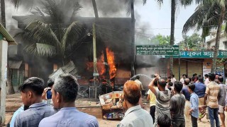 মান্দায় আগুনে পুড়ল দোকান, ৪ লক্ষাধিক টাকার ক্ষতি