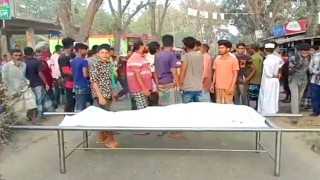 ৪ ঘণ্টা বাবার মরদেহ সড়কে রেখে হত্যাকারীদের শাস্তি চান মেয়ে