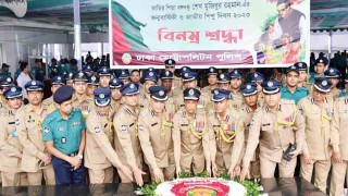 বঙ্গবন্ধুর প্রতিকৃতিতে ডিএমপি কমিশনার ও অ্যাসোসিয়েশনের শ্রদ্ধা