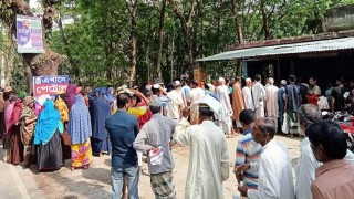 ঝালকাঠিতে টিসিবির লাইনে ভিড়, খালি হাতে ফিরছেন অনেকে