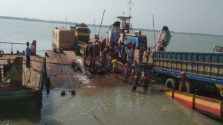 পল্টুনসহ নদীতে হেলে পড়ে ওভারলোড ট্রাক