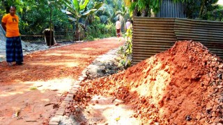 সড়ক কার্পেটিং কাজে অনিয়মের অভিযোগ