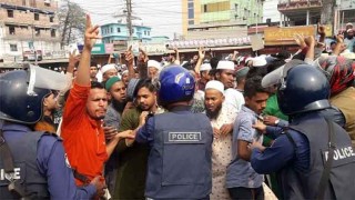 পুলিশ-বিক্ষোভকারী সংঘর্ষে নিহত বেড়ে ২, সালানা জলসা বন্ধ ঘোষণা