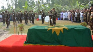 জঙ্গির গুলিতে নিহত সেনা কর্মকর্তার দাফন সম্পন্ন