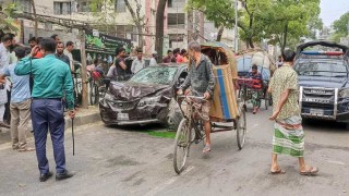 রাজধানীতে প্রাইভেটকারের ধাক্কায় ২ রিকশাচালক আহত