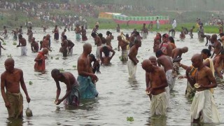 নিজেকে পাপমুক্ত করতে নদীর দু’পাড়ে পুণ্যার্থীরা