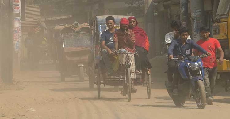 কুমিল্লায় ধুলাবালিতে দুর্বিষহ হয়ে উঠছে জনজীবন