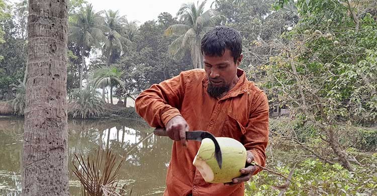 চোখে না দেখলেও পিছিয়ে নেই আবুল বাশার