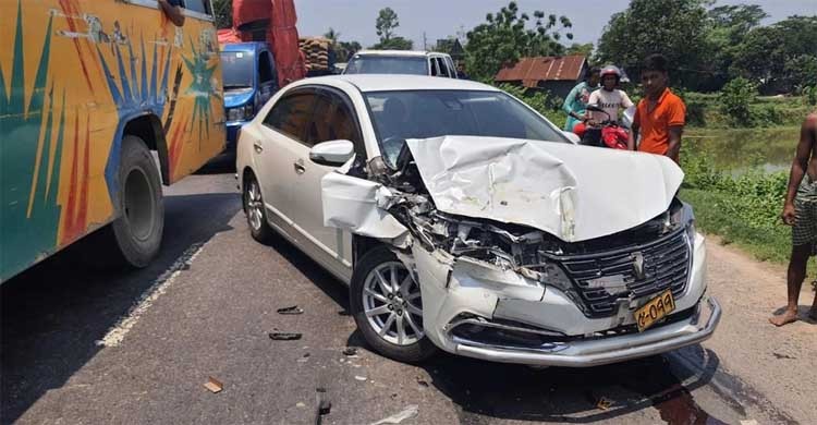 Pak diplomat, his family members escape unhurt after a bus hits his car in B'baria