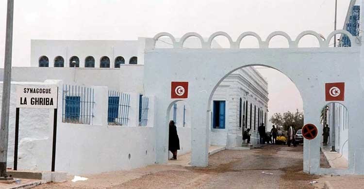 Tunisian naval guard kills 3 near synagogue; 10 injured