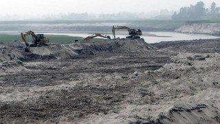 বালু উত্তোলনে নদীর গতিপথ পরিবর্তন, ভাঙনের আশঙ্কায় শতশত পরিবার