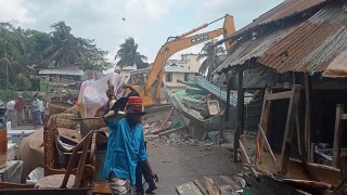 আড়ত গুঁড়িয়ে দেওয়ায় ব্যবসায়ীদের মানবেতর জীবনযাপন