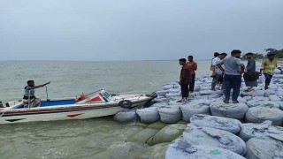 নিষেধাজ্ঞা উপেক্ষা করে মেঘনায় চলাচল করছে স্পিডবোট