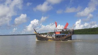 ইঞ্জিন বিকল হয়ে ১৪ জেলে নিয়ে সাগরে ভাসছে ট্রলার