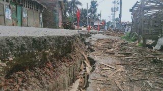 বরগুনায় শহর রক্ষা বাঁধের সড়কে ফাটল, বাড়ছে আতঙ্ক