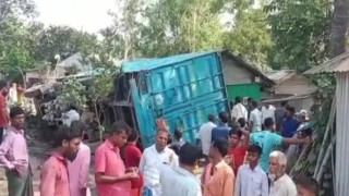 টাঙ্গাইলে কাভার্ডভ্যান কেড়ে নিল ঘুমন্ত মা-মেয়ের প্রাণ