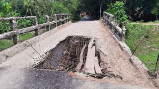 দুই বছর ধরে ভেঙে পড়ে আছে সেতু