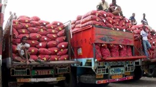 ঘোজাডাঙ্গায় বাংলাদেশে ঢোকার অপেক্ষায় ১৫০০ টন ভারতীয় পেঁয়াজ