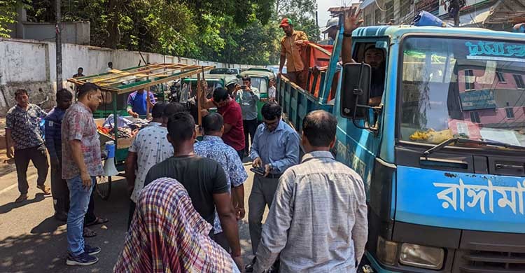 ফুটপাত দখলমুক্ত করতে রাঙামাটি পৌরসভার অভিযান