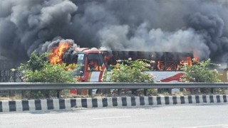 বেতন বাড়ানোর দাবিতে শ্রমীকদের বিক্ষোভ, দুই বাসে  অগ্নিসংযোগ