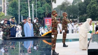 শিখা অনির্বাণে রাষ্ট্রপতি ও প্রধানমন্ত্রীর শ্রদ্ধা