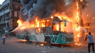 মতিঝিলে বাংলাদেশ ব্যাংকের স্টাফ বাসে আগুন