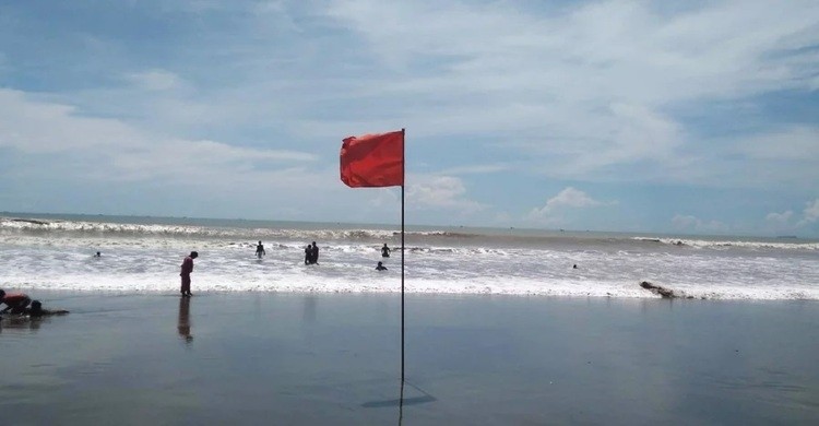 লঘুচাপের প্রভাবে ঝড়ের শঙ্কা,সমুদ্রবন্দরে তিন নম্বর সংকেত