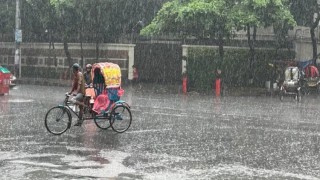 তীব্র গরমের পর রাজধানীতে হঠাৎ স্বস্তির বৃষ্টি