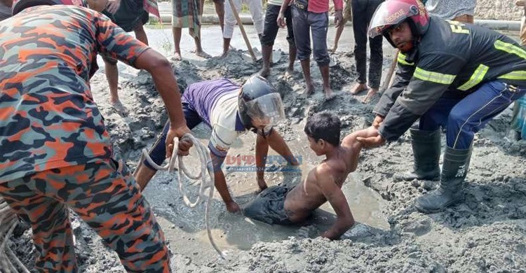 গোবিন্দগঞ্জে চোরাবালিতে আটকে পড়া কিশোরকে উদ্ধার