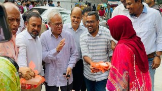 শিক্ষার্থীদের মাঝে দুপুরের খাবার বিতরণ করলেন রিজভী