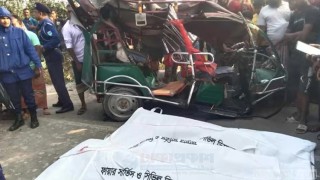 খুলনায় ট্রাক-ইজিবাইক সংঘর্ষে প্রাণ গেল ৪ জনের