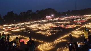 লাখো মোমবাতি জ্বালিয়ে ভাষা শহীদদের স্মরণ