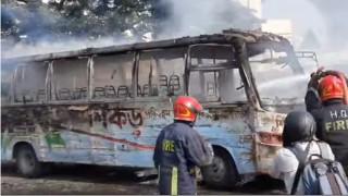 রাজধানীর মোহাম্মদপুরে পাঁচ মিনিটের ব্যবধানে দুই বাসে আগুন